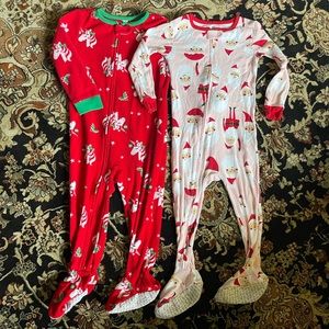 Carters 2T girls PJ’S Christmas colors!